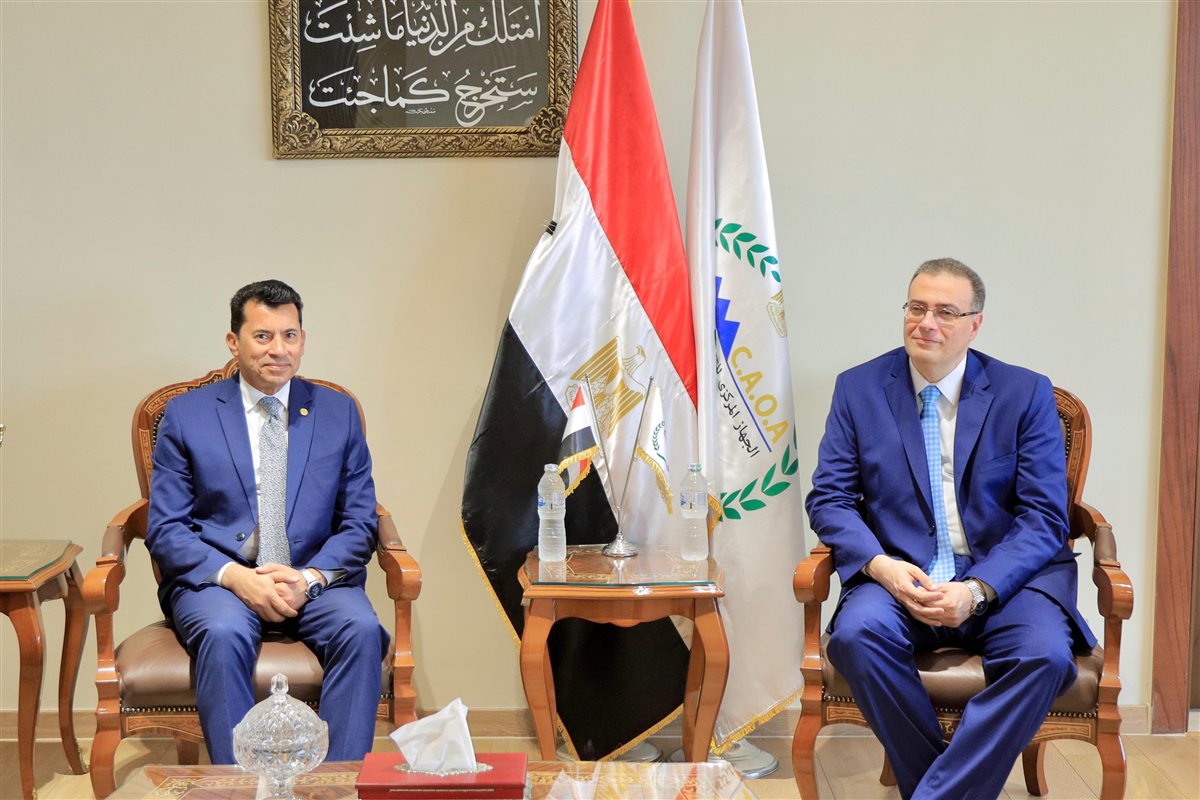 وزير الشباب والرياضة يلتقي رئيس التنظيم والإدارة لبحث تعزيز التعاون