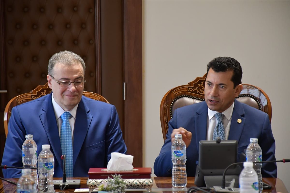 وزير الشباب والرياضة يلتقي رئيس التنظيم والإدارة لبحث تعزيز التعاون