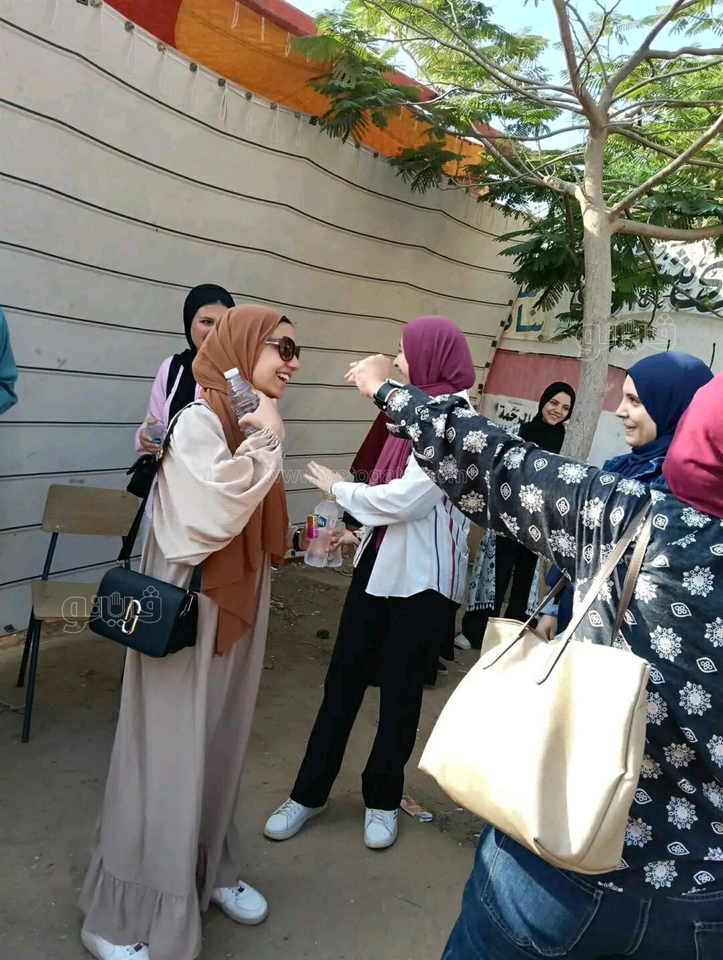 توافد طلاب الثانوية العامة بالشرقية على لجان الامتحانات وسط ترقب لاختبار الفيزياء والتاريخ وتوزيع زجاجات مياه،فيتو