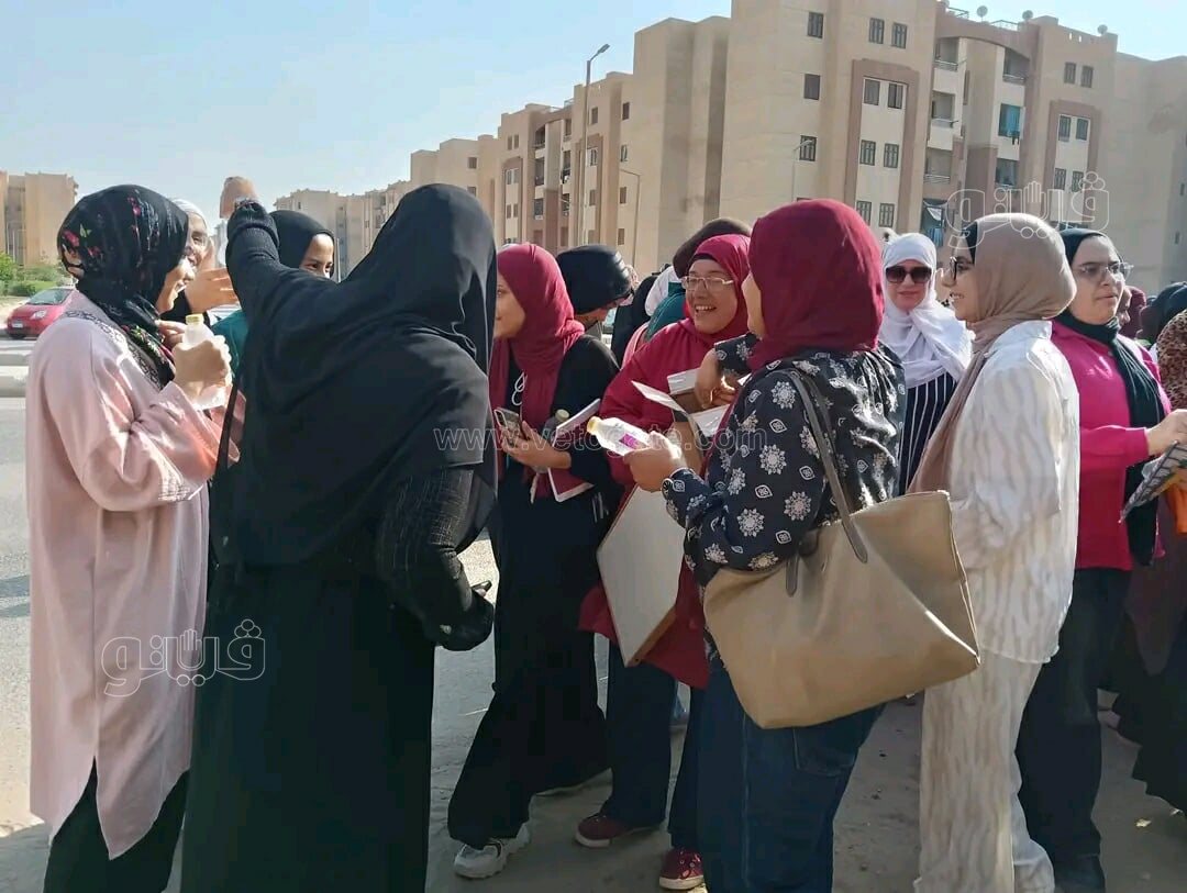 توافد طلاب الثانوية العامة بالشرقية على لجان الامتحانات وسط ترقب لاختبار الفيزياء والتاريخ وتوزيع زجاجات مياه،فيتو