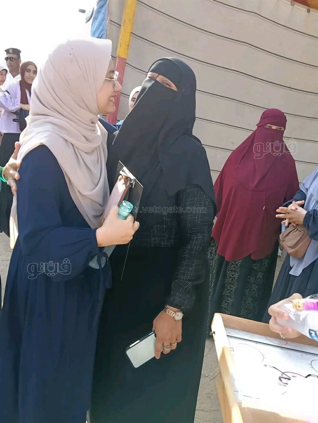 توافد طلاب الثانوية العامة بالشرقية على لجان الامتحانات وسط ترقب لاختبار الفيزياء والتاريخ وتوزيع زجاجات مياه،فيتو