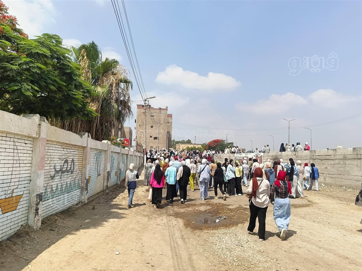 توافد طلاب الثانوية العامة بالشرقية على لجان الامتحانات وسط ترقب لاختبار الفيزياء والتاريخ وتوزيع زجاجات مياه،فيتو