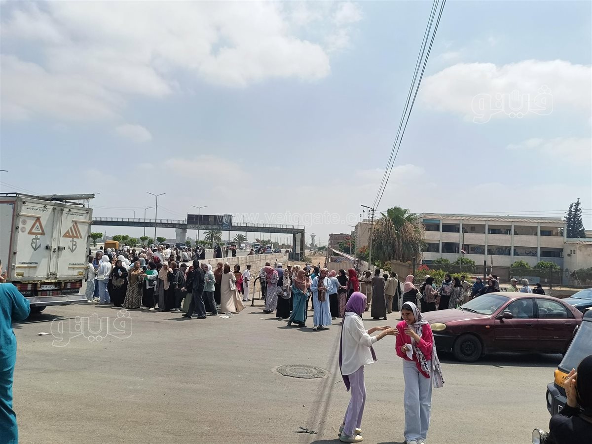 توافد طلاب الثانوية العامة بالشرقية على لجان الامتحانات وسط ترقب لاختبار الفيزياء والتاريخ وتوزيع زجاجات مياه،فيتو