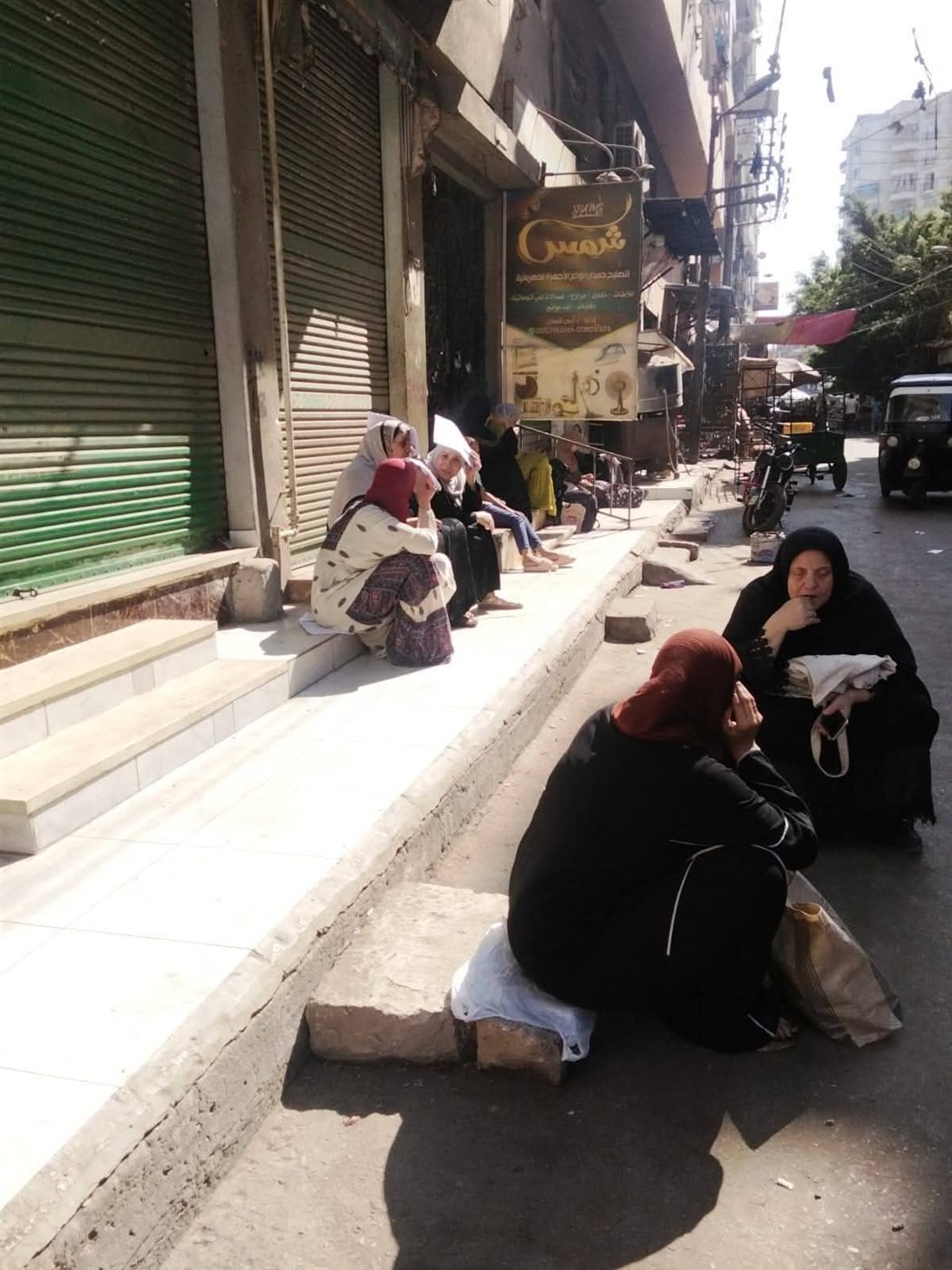 الأمهات ينتظرن امام لجان الثانوية ببني سويف