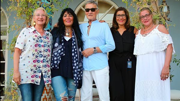 عزت ابو عوف وسط شقيقاته الاربعة 