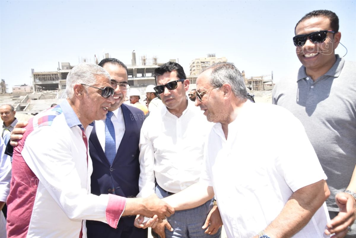 وزير الشباب والرياضه ومحافظ بورسعيد خلال تفقد مشروع استاد بورسعيد، فيتو