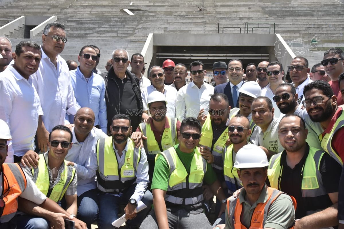 وزير الشباب والرياضه ومحافظ بورسعيد خلال تفقد مشروع استاد بورسعيد، فيتو