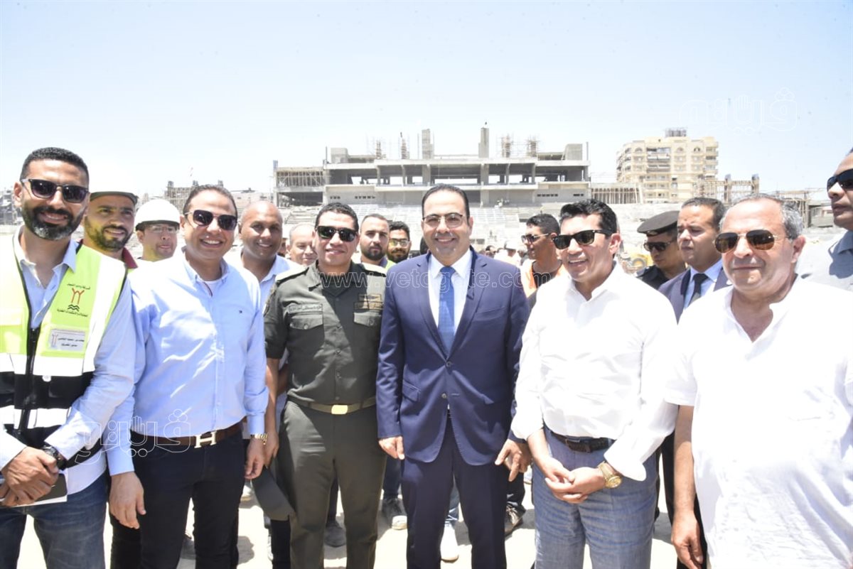 وزير الشباب والرياضه خلال تفقده لمشروع استاد بورسعيد، فيتو