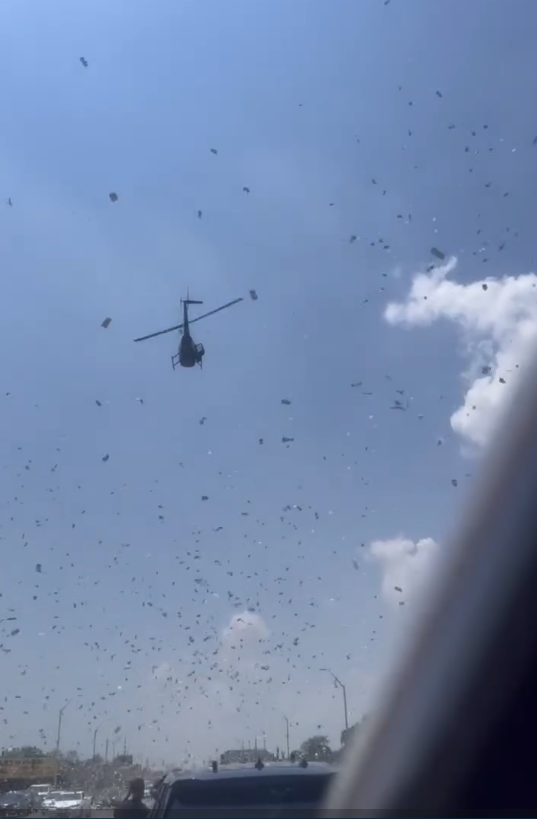 مروحية تلقي بآلاف الدولارات على المارة، فيتو