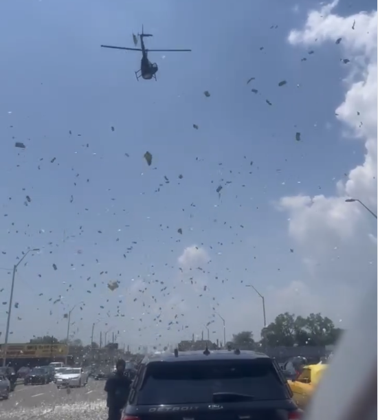 آلاف الدولارات تليقيها مروحية في شارع بديترويت، فيتو