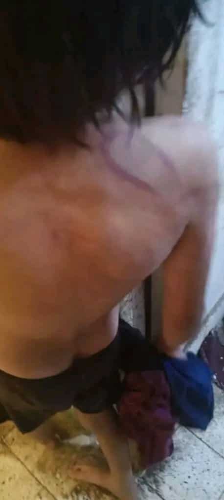 عقاب صادم لطفل في شرفة منزل.. الشرقية تشهد واقعة عنف أسري تثير الغضب بعد انتشار فيديو مؤلم،فيتو<br> 