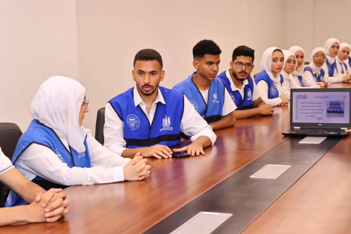 محافظ دمياط يلتقي بشباب YLY ويشيد بدورهم المجتمعي