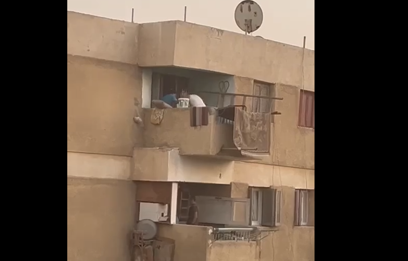 أب يضرب ابنه بوحشية، فيتو