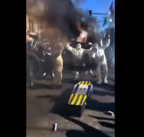 جماهير الأرجنتني يضعون علم إسرائيل على تابوت النهاية، فيتو