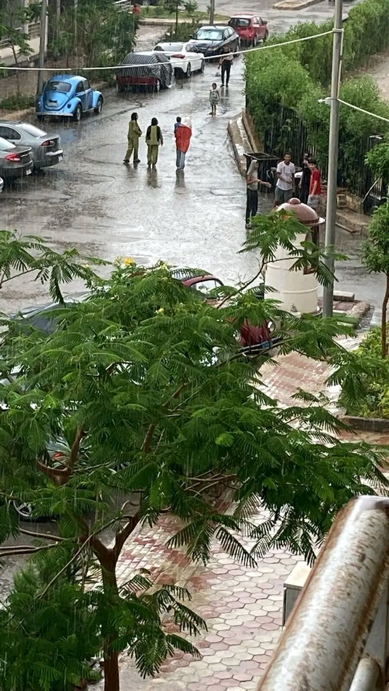 هطول أمطار على العاشر من رمضان رغم الأجواء الحارة..والمواطنون يوثقون المشهد بالصور،فيتو