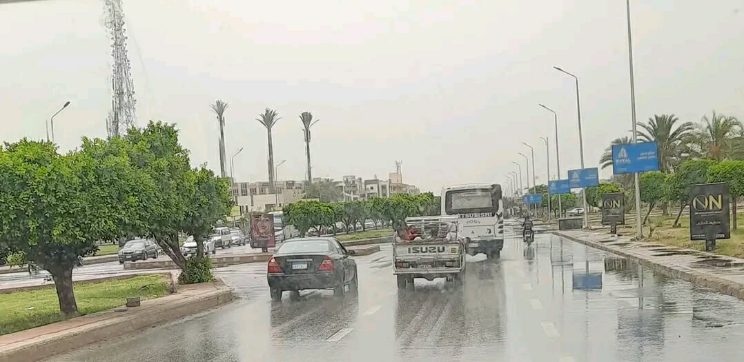 هطول أمطار على العاشر من رمضان رغم الأجواء الحارة..والمواطنون يوثقون المشهد بالصور،فيتو