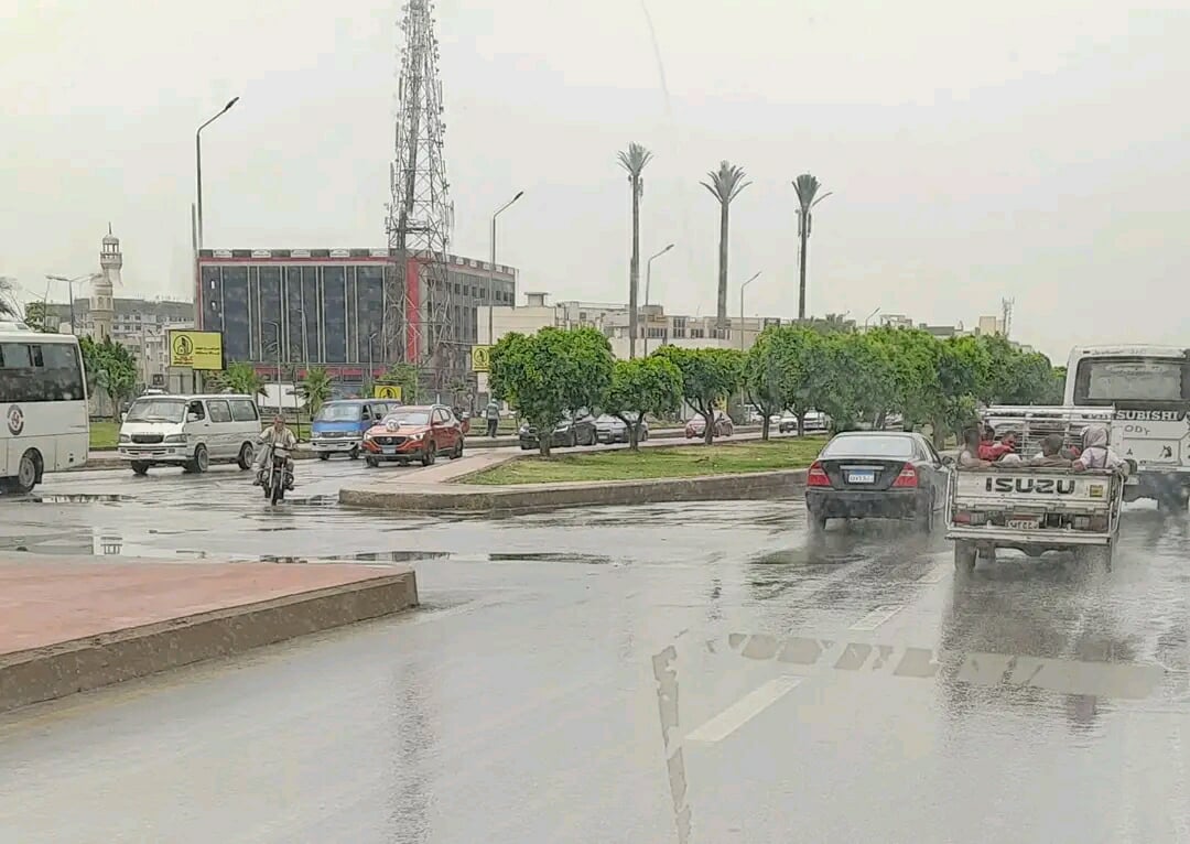 هطول أمطار على العاشر من رمضان رغم الأجواء الحارة..والمواطنون يوثقون المشهد بالصور،فيتو
