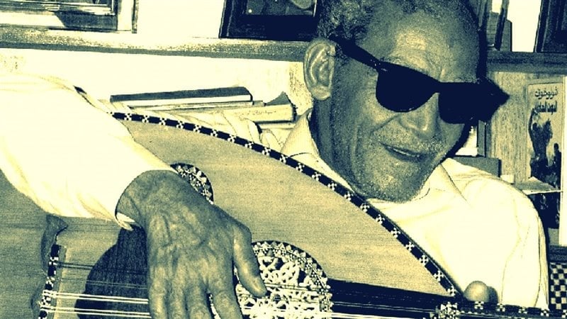 الشيخ امام يعزف على العود 