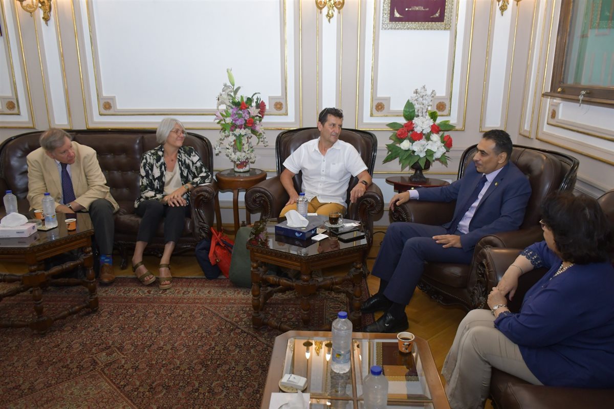 نائب رئيس جامعة القاهرة مع وفد الكليات الفرنسية