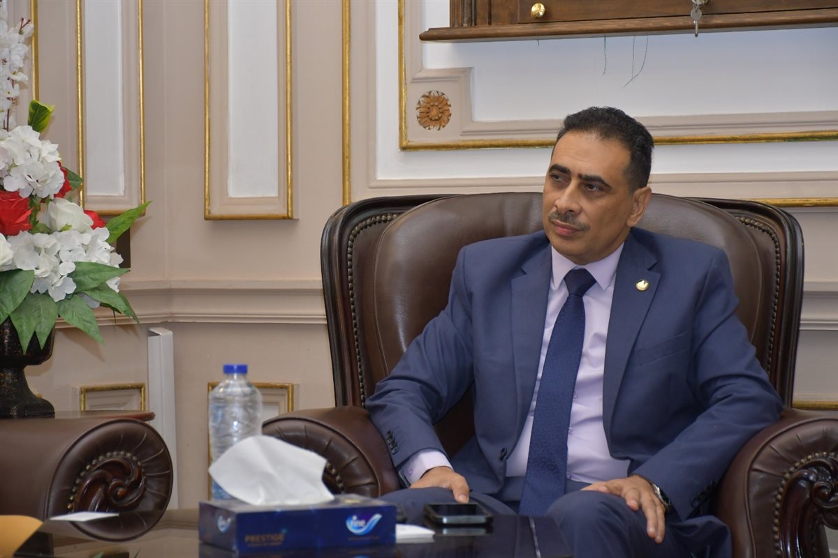 نائب رئيس جامعة القاهرة مع وفد الكليات الفرنسية