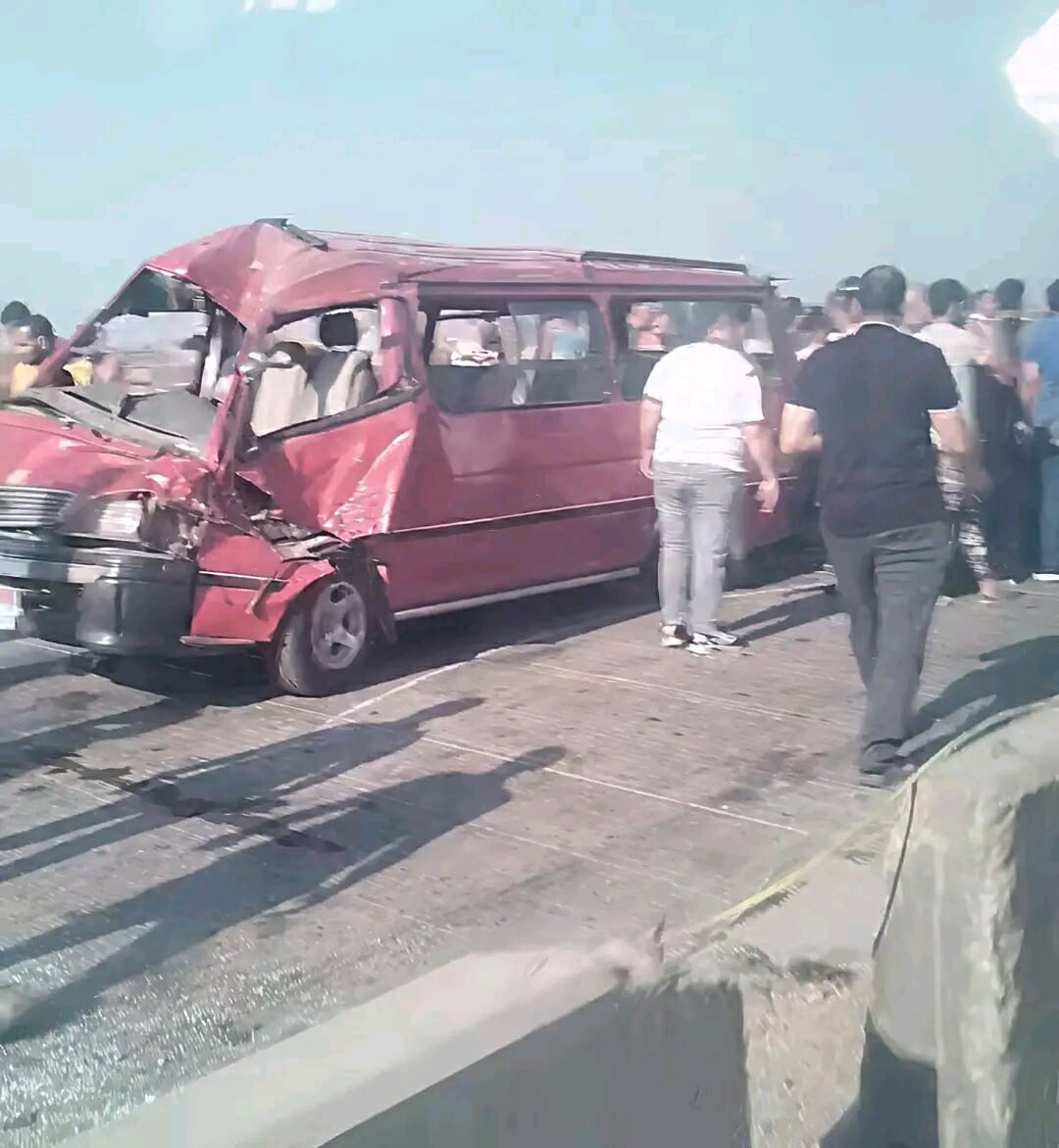 نزيف الأسفلت مستمر، اصابة 9 ركاب في حادث تصادم مروع بين ميكروباص وسيارة نقل على الطريق الإقليمي،فيتو