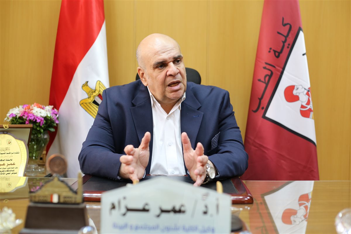 د. عمر عزام خلال الحوار