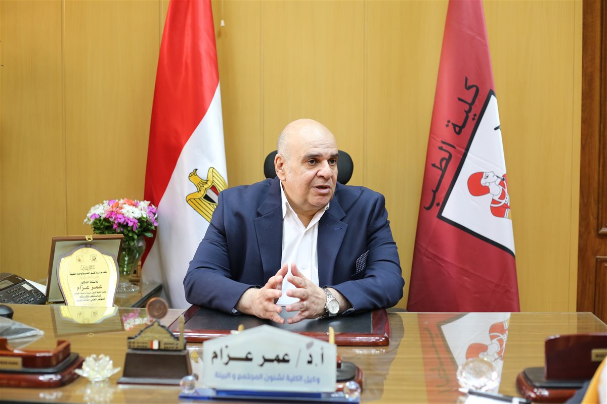 د. عمر عزام خلال الحوار