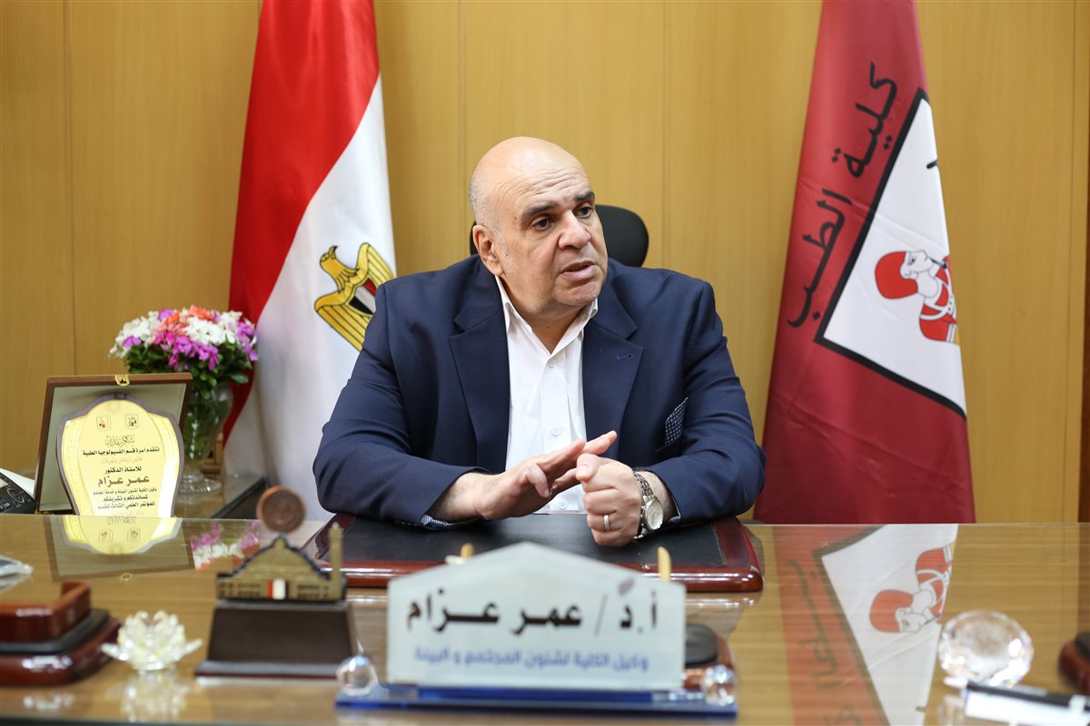 د. عمر عزام خلال الحوار