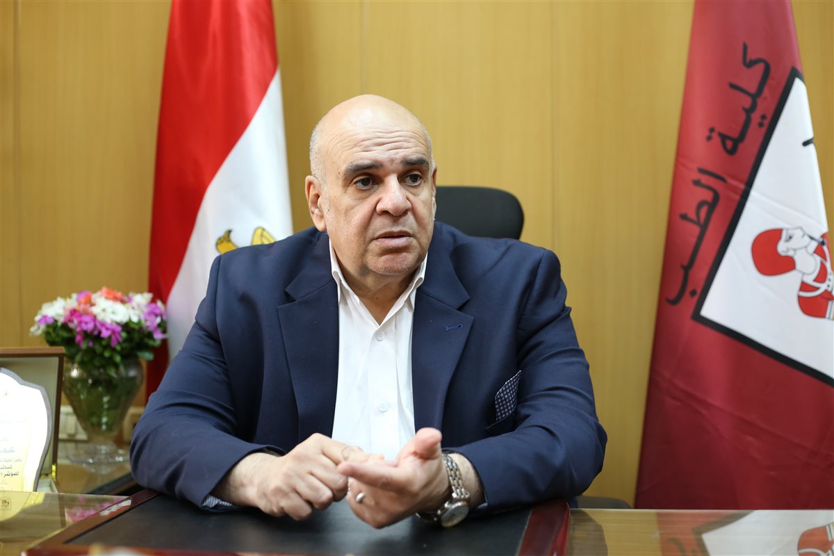 د. عمر عزام خلال الحوار