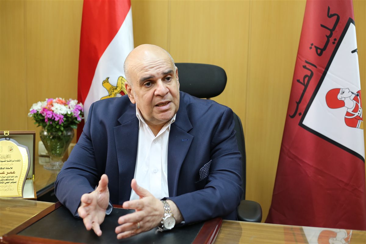 د. عمر عزام خلال الحوار