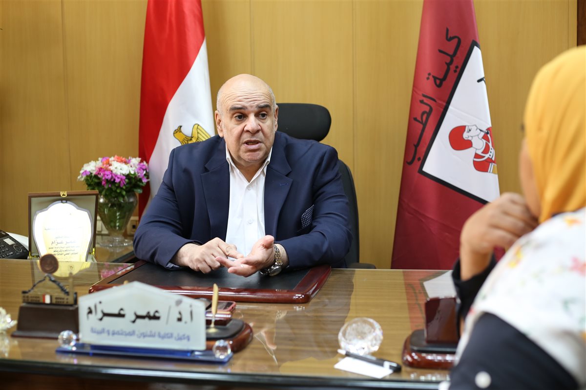 د. عمر عزام أثناء الحوار