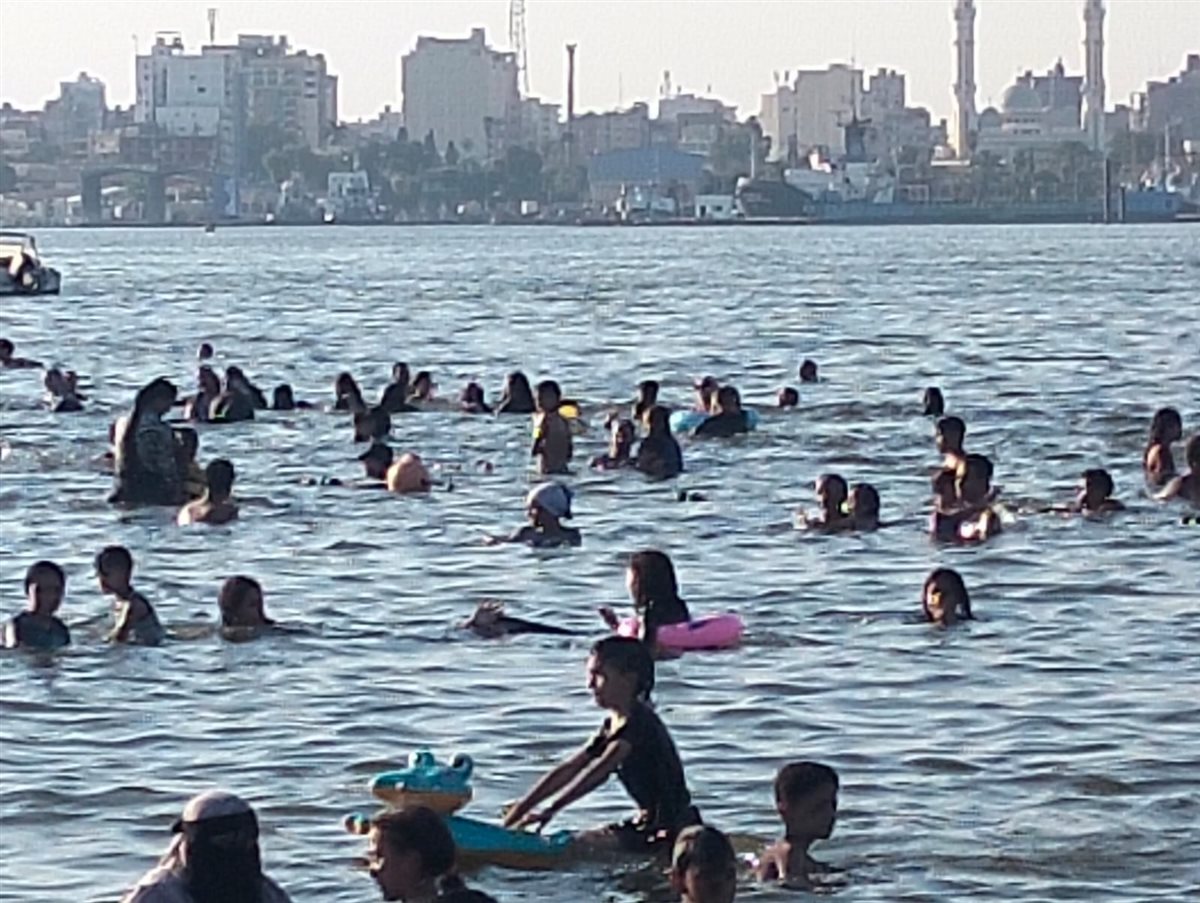 جانب من إقبال المصطافين على الشواطئ، فيتو