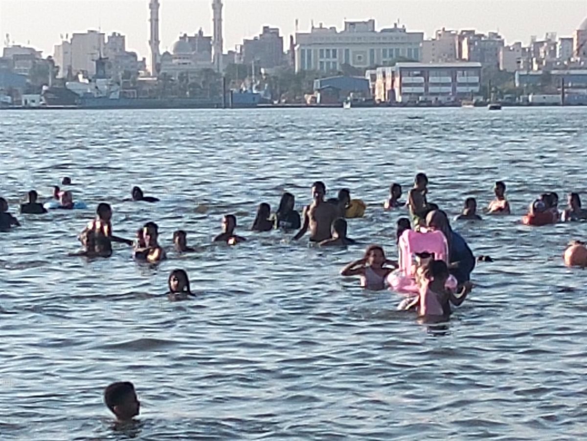 جانب من إقبال المصطافين على الشواطئ، فيتو