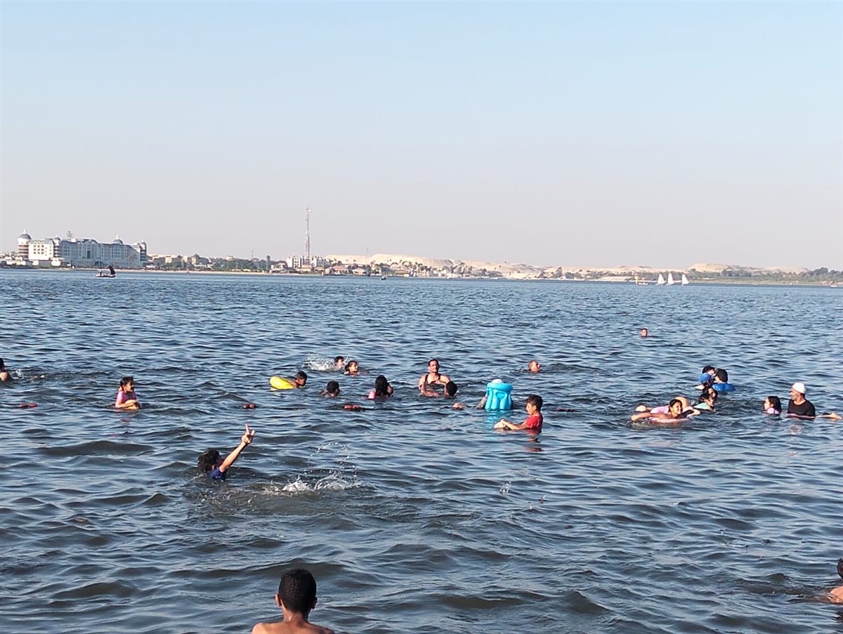 جانب من إقبال المصطافين على الشواطئ، فيتو