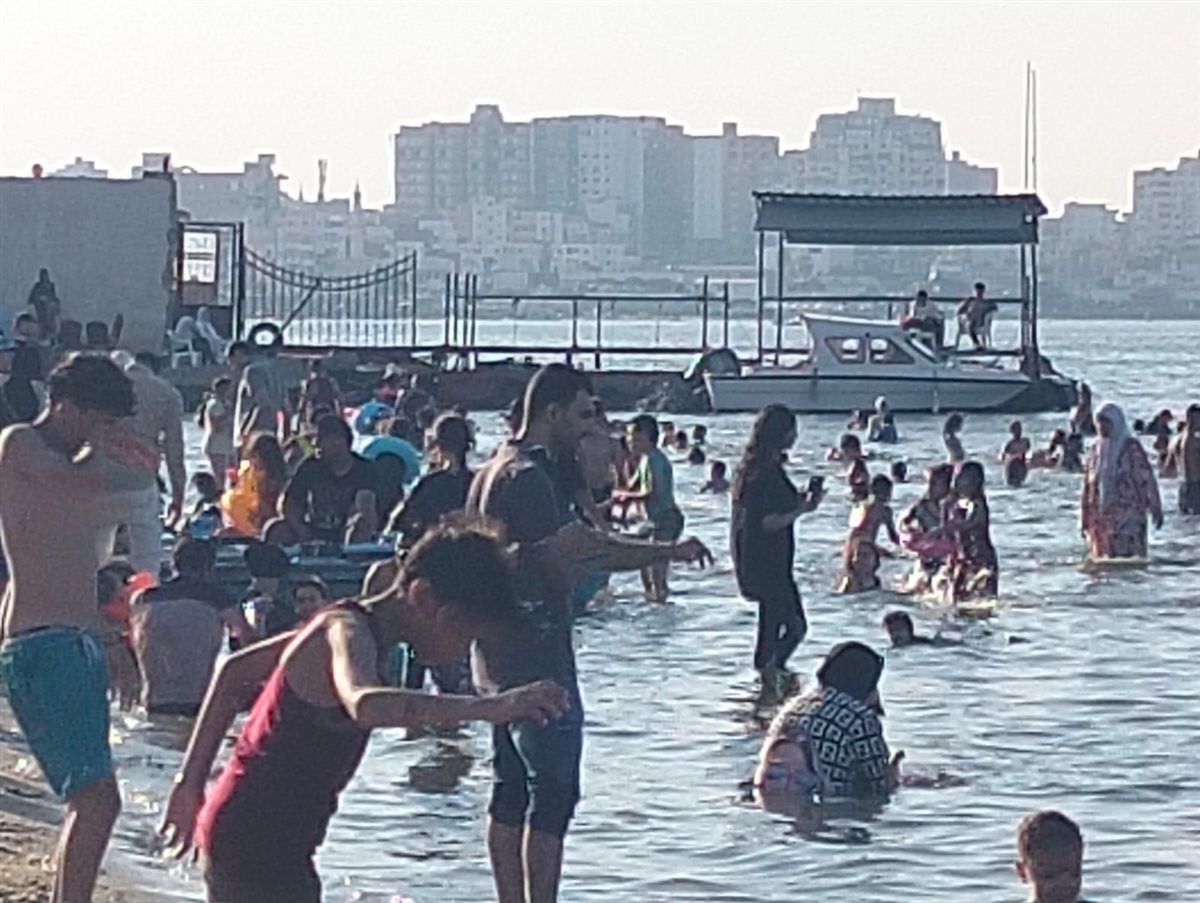 جانب من إقبال المصطافين على الشواطئ، فيتو