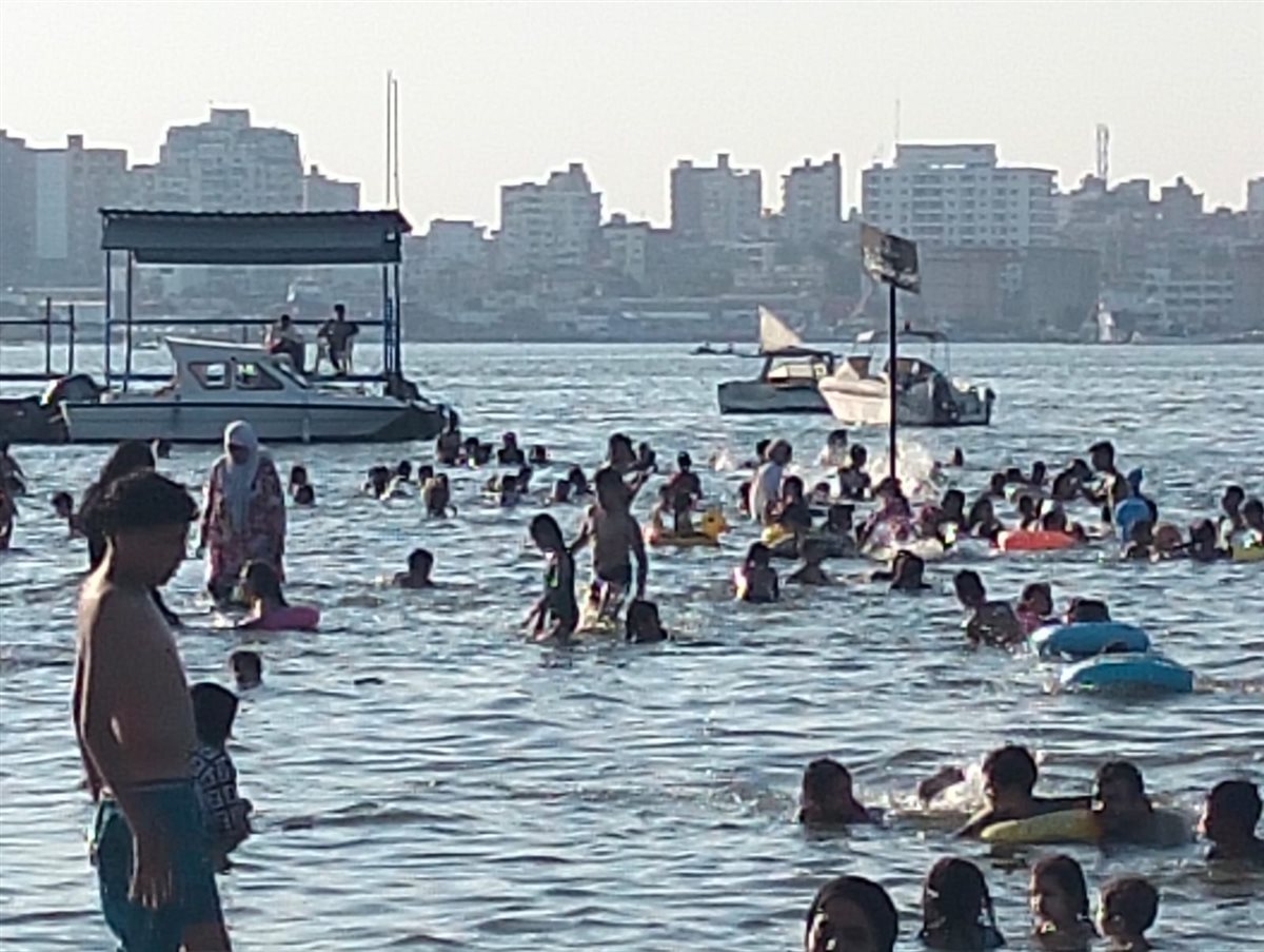 جانب من إقبال المصطافين على الشواطئ، فيتو