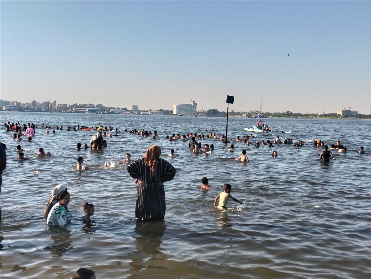 جانب من إقبال المصطافين على الشواطئ، فيتو