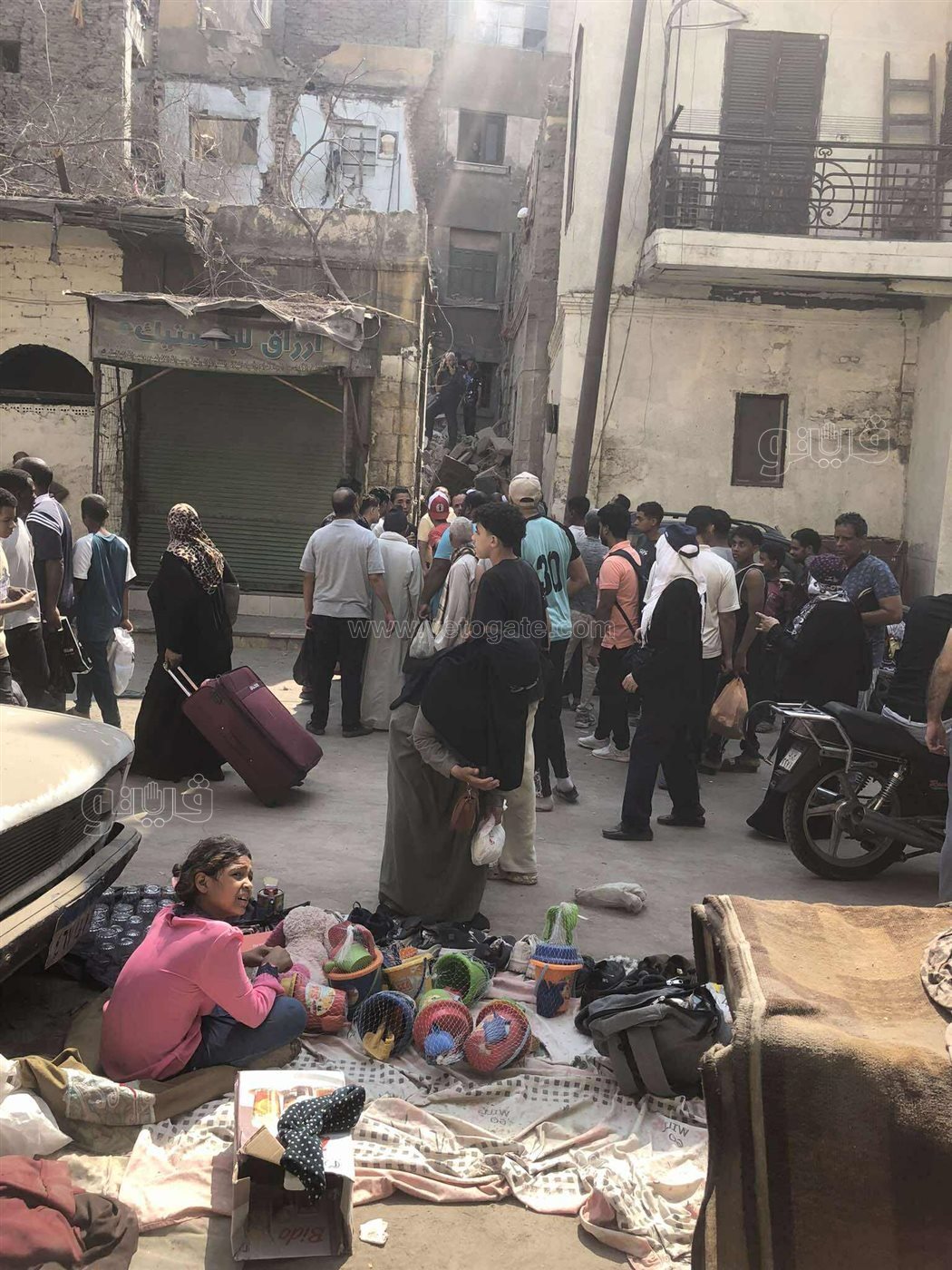 تجمع الأهالي أمام العقار المنهار