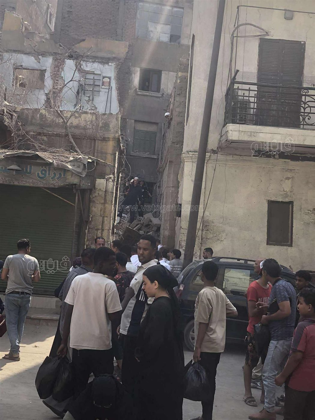 تجمع الأهالي أمام العقار بعد انهياره