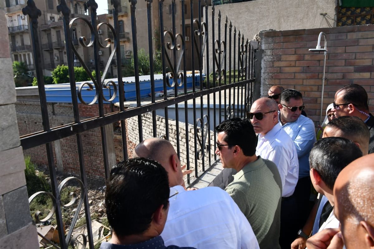 أشرف صبحي ومحافظ القاهرة يتفقدان المركز الرياضي بشبرا