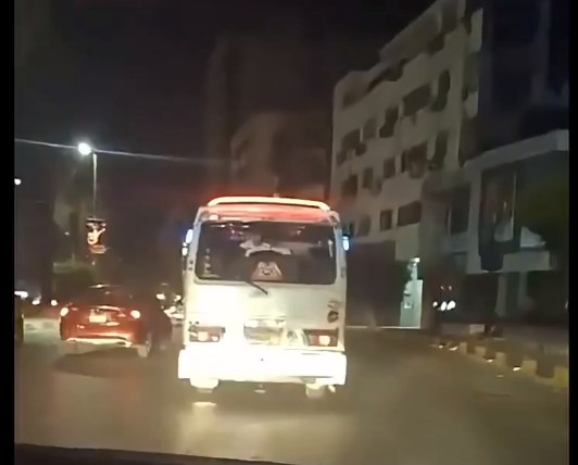 سائق ميكروباص يتراقص بسيارته في شوارع المهندسين، فيتو