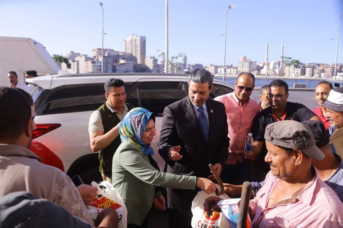 محافظ دمياط ونائبته يكرمان عمال النظافة ويوزعان شنط غذائية وأدوات عمل