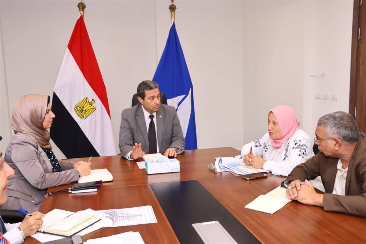 محافظ دمياط يبحث مستجدات مشروعات الطرق والكباري بالمحافظة خلال اجتماع موسع