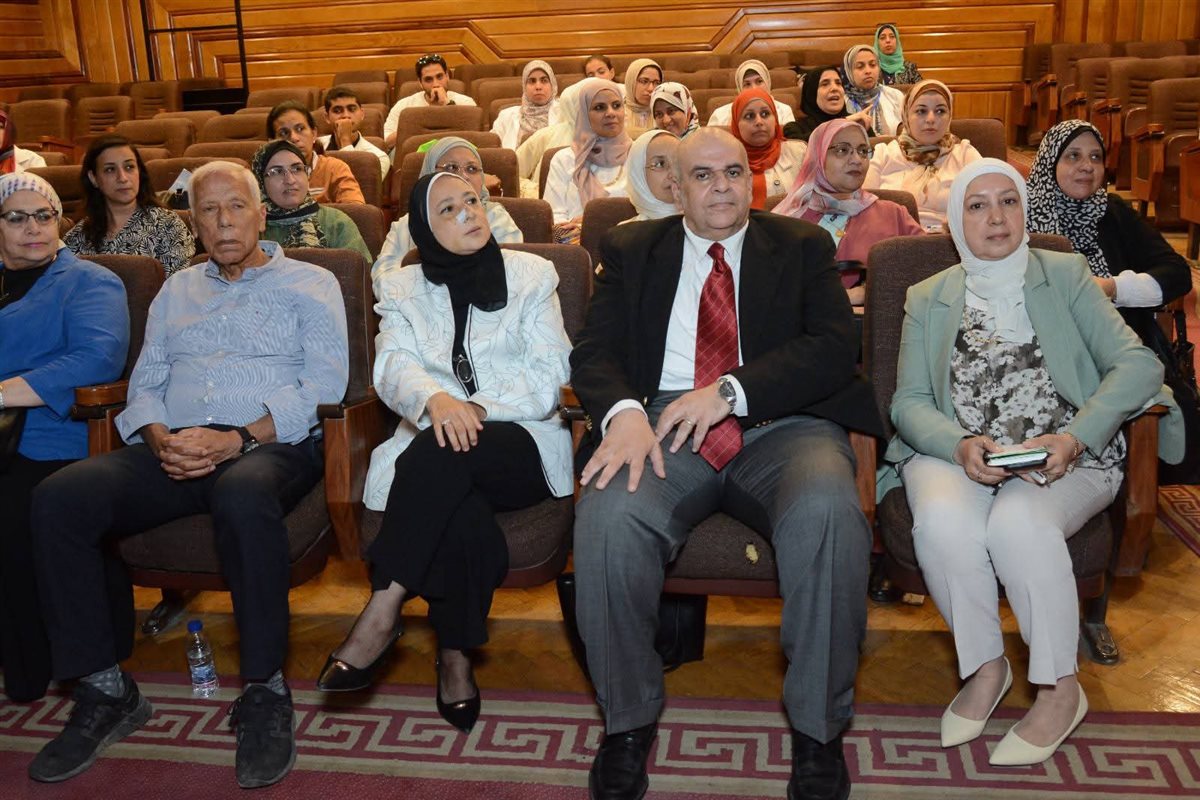 فعاليات اليوم العلمي بكلية طب قصر العيني