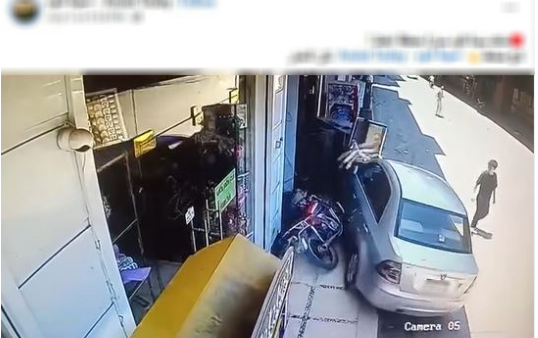 <strong>الداخلية تكشف ملابسات فيديو اصطدام سيارة تقودها سيده بفاترينة ودراجة نارية في أسيوط</strong>