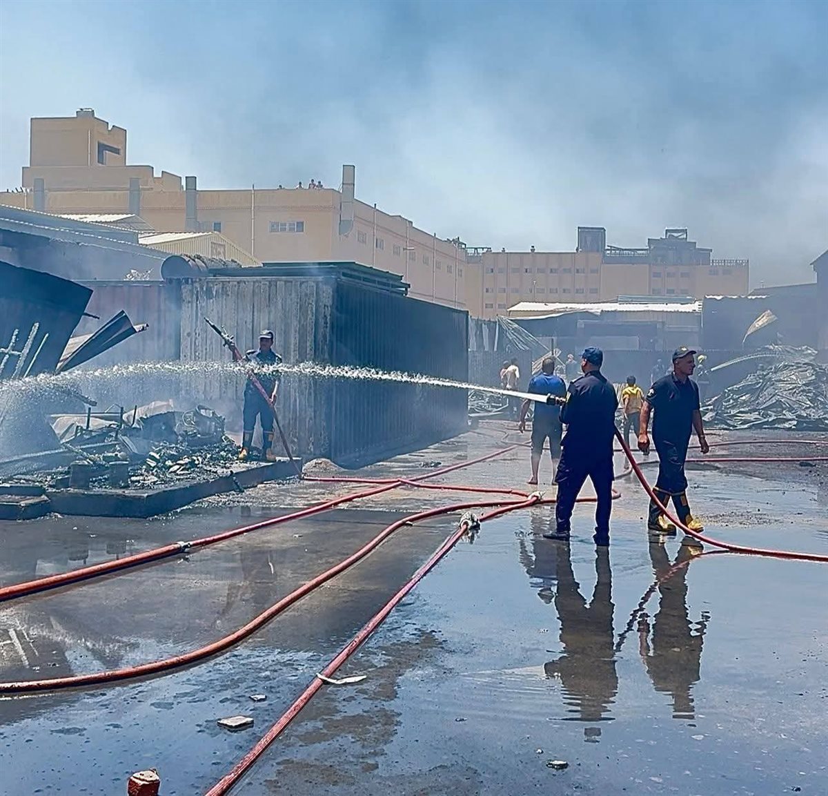 اثار دمار وحريق مصنع الفوم بدمياط الجديدة