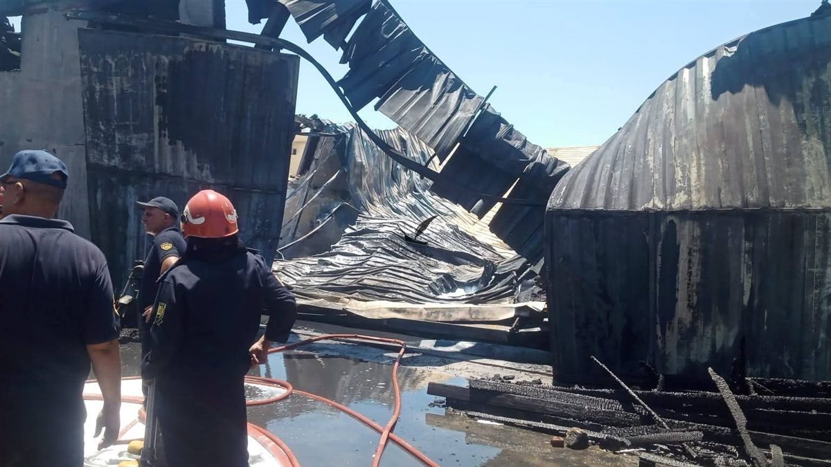 اثار دمار وحريق مصنع الفوم بدمياط الجديدة