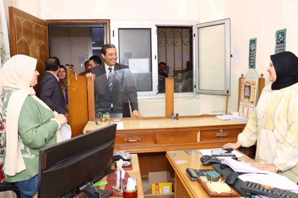 جولة المحافظ داخل المقر المؤقت لديوان عام المحافظة، بهدف متابعة سير العمل 