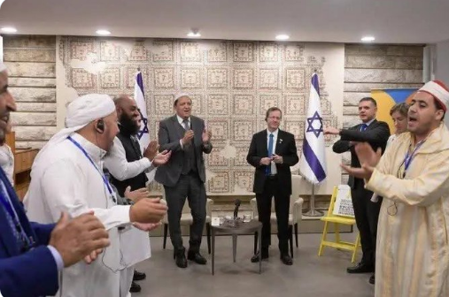 حسن شلغامي يغني النشيد الإسرائيلي في حضرة رئيس الكيان، فيتو