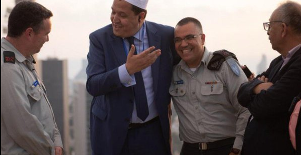 حسن شلغومي محتضنًا إفيخاي أدرعي، فيتو